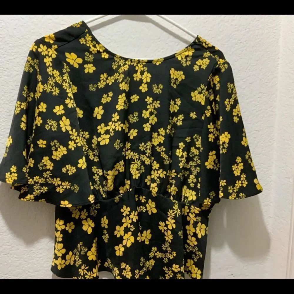 NWT Who What Wear black & gold floral blouse New XS